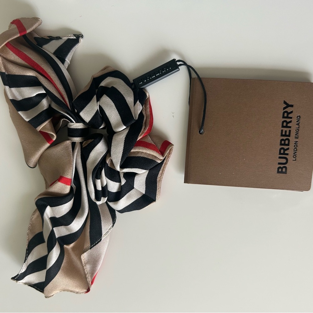 Burberry Authentic kids Striped Bow Scrunchie in Black, Cream, Tan & Red💯 - Picture 8 of 9